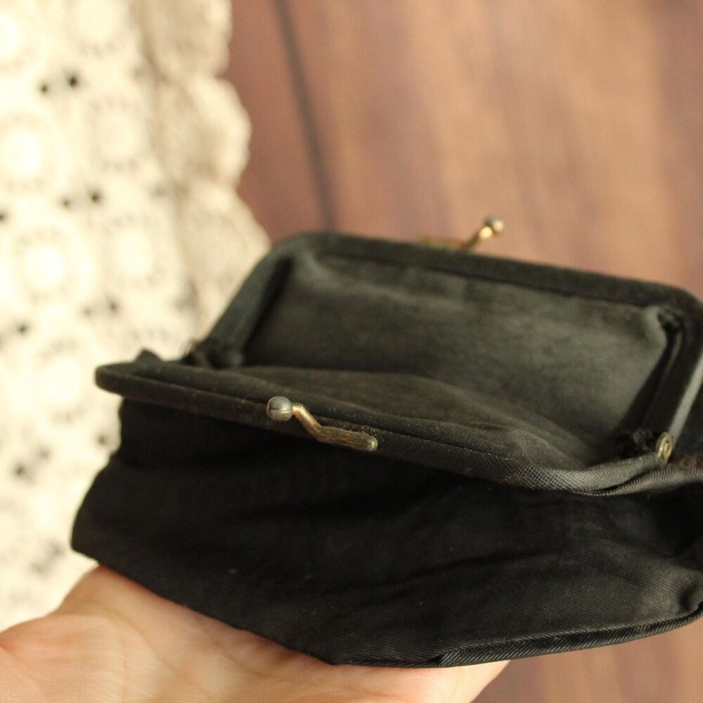 Vintage 1940s Coin Purse, Black Moire Taffeta Clutch Or Makeup Bag, Kiss Clasp - Picture 7 of 13